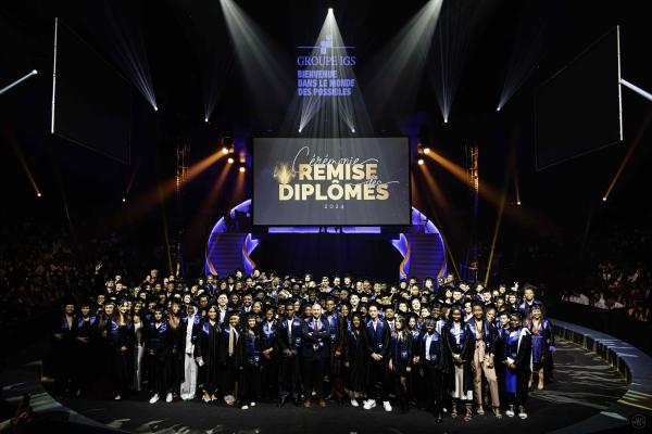 Photo de tous les étudiants ESAMiens lors de la remise des diplômes 2024 au cirque GRUSS