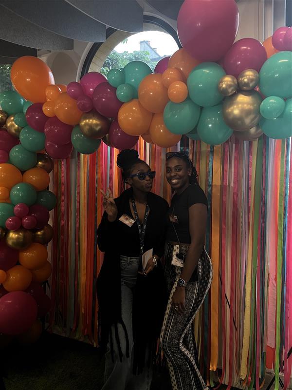 photo de 2 étudiantes lors de la soirée des admis à l'ESAM Paris 