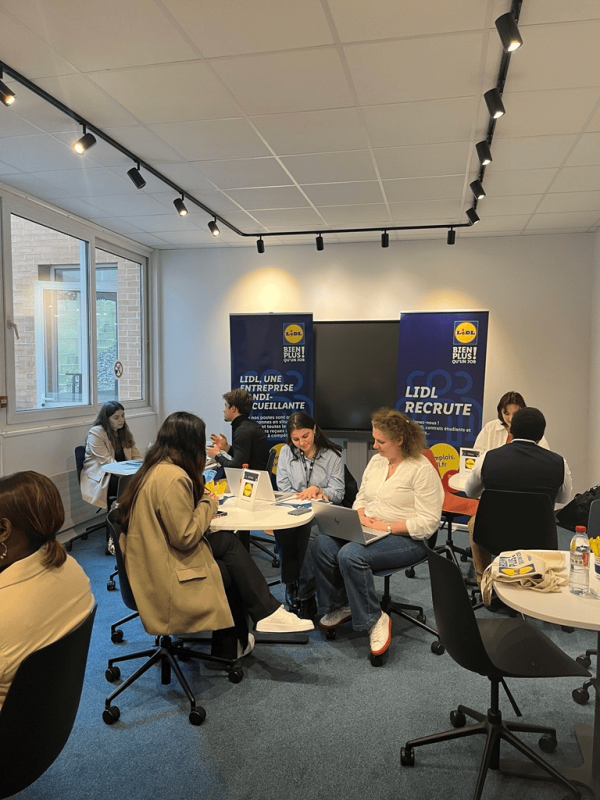 des étudiants assis avec des recruteurs lors d'un job dating 