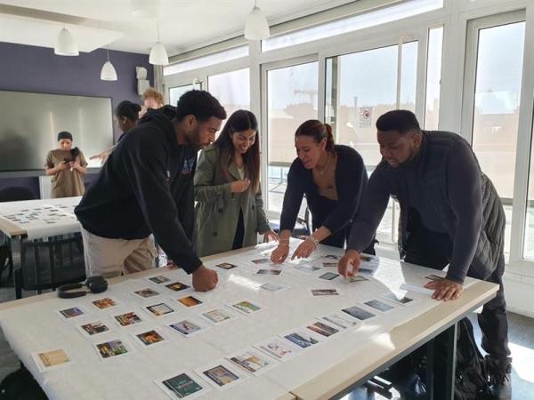 photo d'un groupe de 4 élèves entrain de réfléchir sur leur projet 